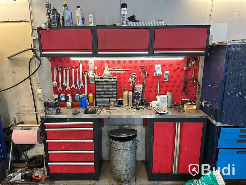 Arbets- och verktygsstation med lådor, röd med svart ram.