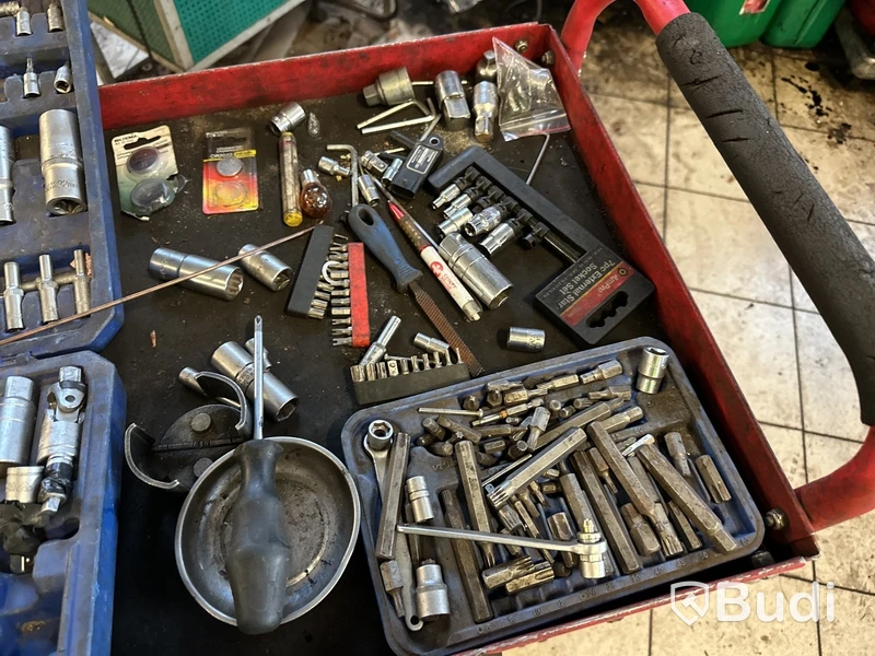 2 st. verktygsvagnar/skåp med verktyg enligt bilder
