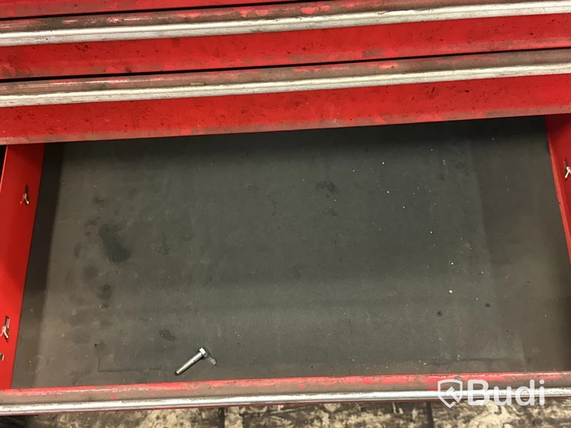 Verktygsvagn med en stor mängd specialverktyg.