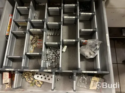 Arbetsbänk med lådor med bildelar