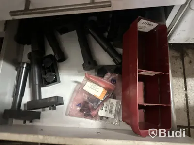 Arbetsbänk med lådor med bildelar