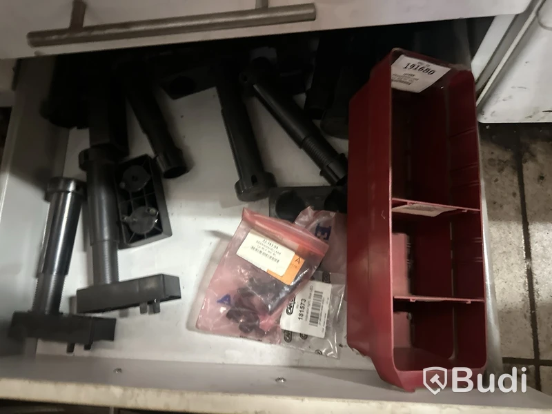 Arbetsbänk med lådor med bildelar
