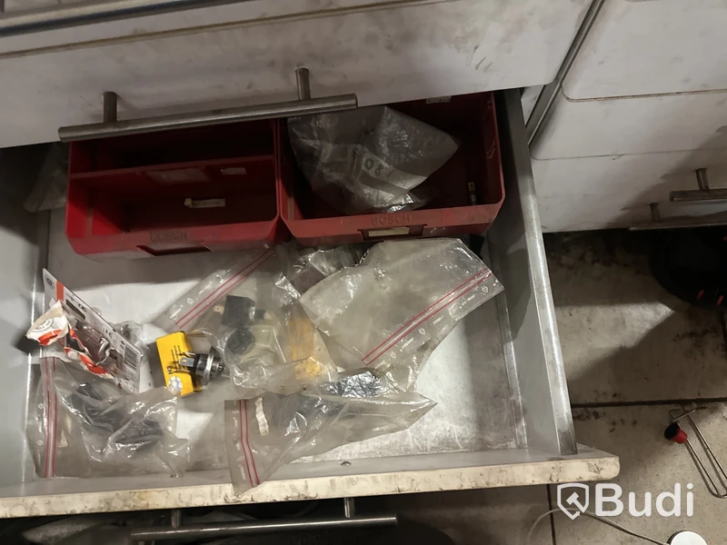 Arbetsbänk med lådor med bildelar