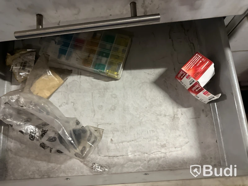 Arbetsbänk med lådor med bildelar