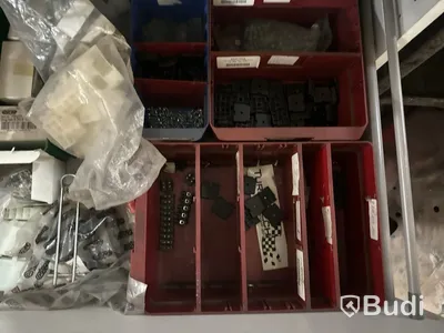 Arbetsbänk med lådor med bildelar
