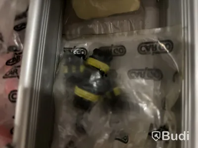 Arbetsbänk med lådor med bildelar