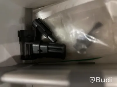 Arbetsbänk med lådor med bildelar