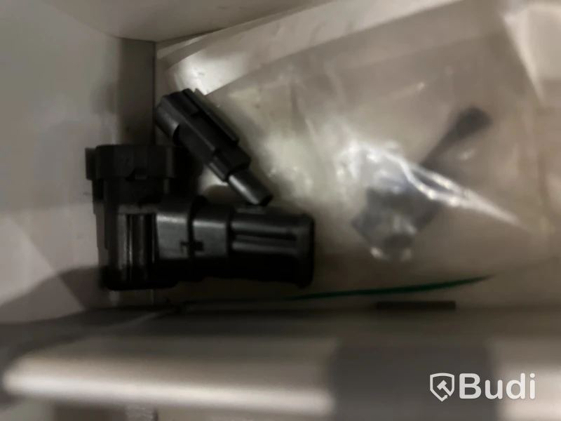 Arbetsbänk med lådor med bildelar