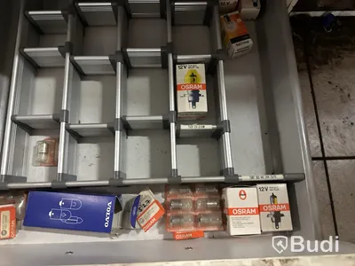 Arbetsbänk med lådor med bildelar