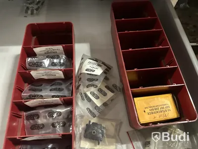 Arbetsbänk med lådor med bildelar