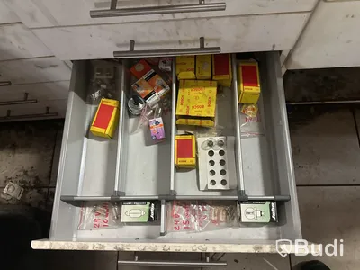 Arbetsbänk med lådor med bildelar
