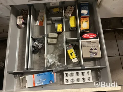 Arbetsbänk med lådor med bildelar