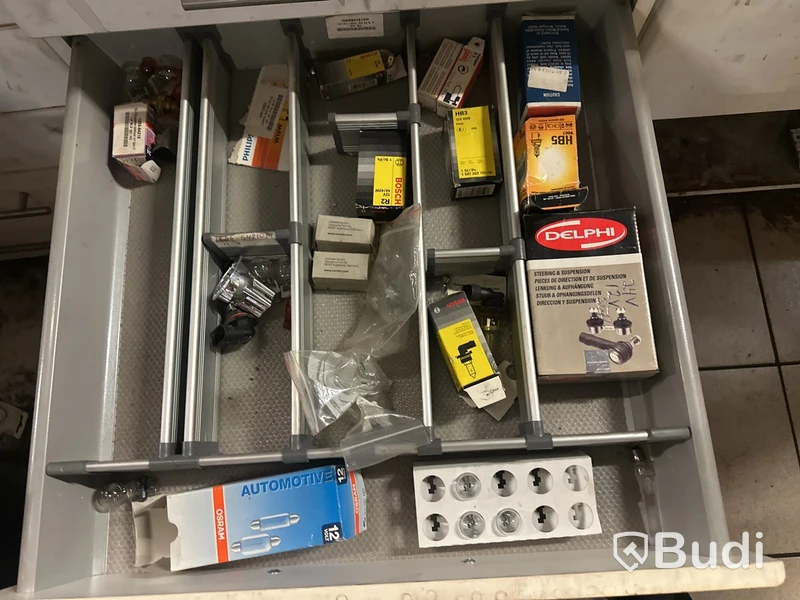 Arbetsbänk med lådor med bildelar
