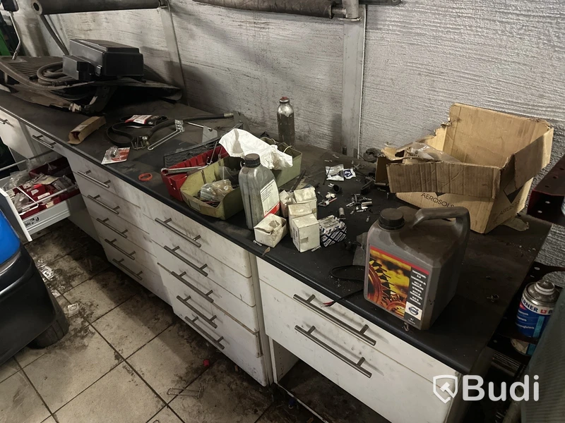 Arbetsbänk med lådor med bildelar