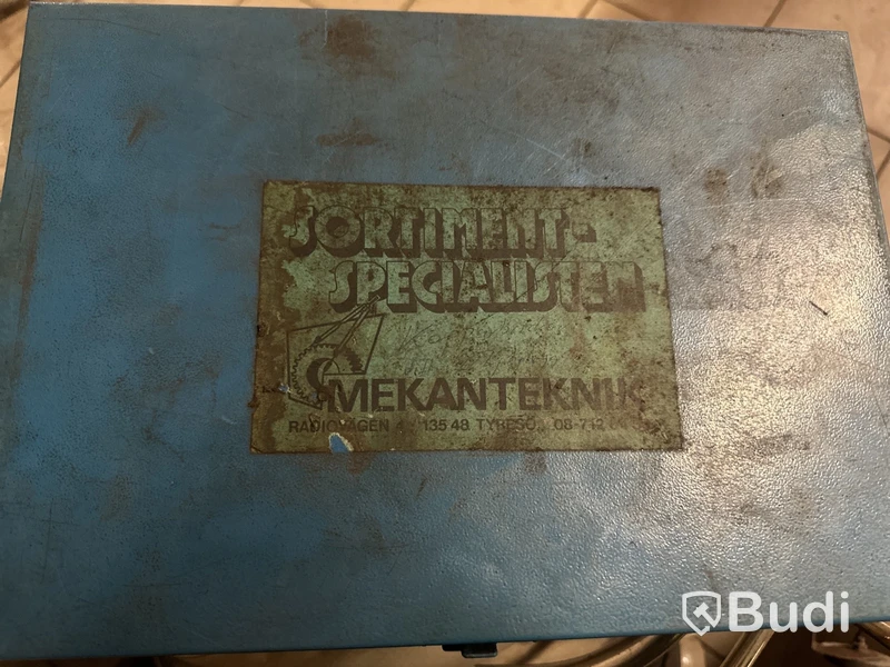 Skåp med fästmaterial, se bilder.