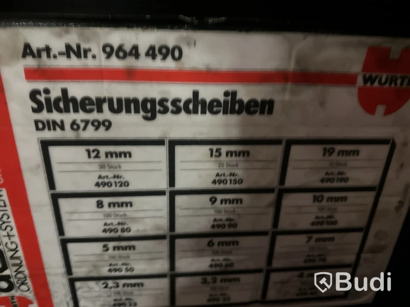 Skåp med fästmaterial, se bilder.