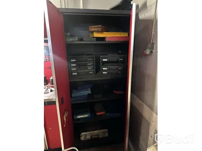 Skåp med fästmaterial, se bilder.