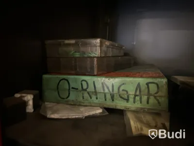 Skåp med fästmaterial, se bilder.