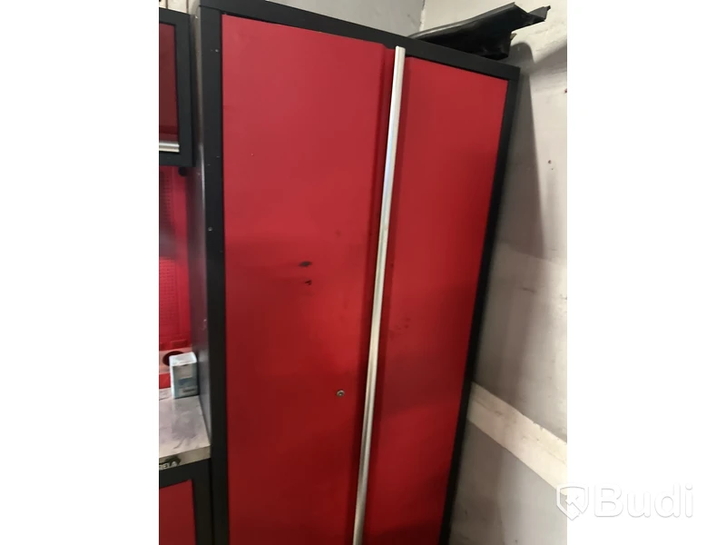 Skåp med fästmaterial, se bilder.