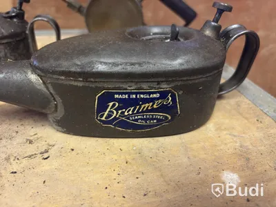 4 vintage oil cans