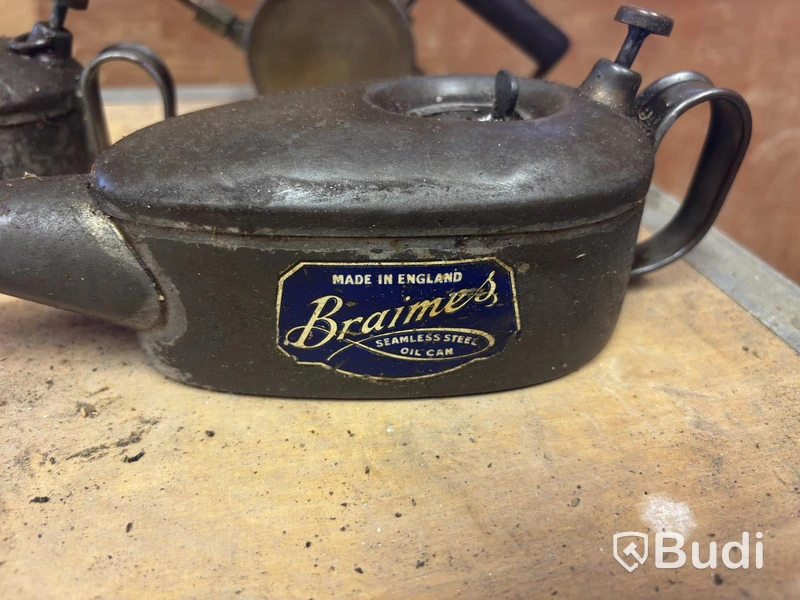 4 vintage oil cans