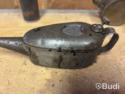 4 vintage oil cans