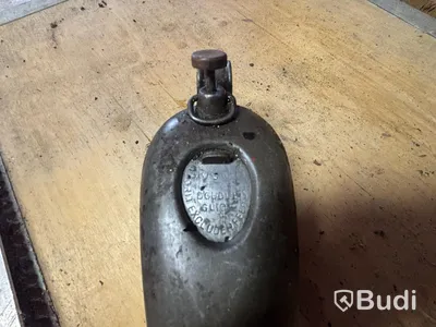 4 vintage oil cans