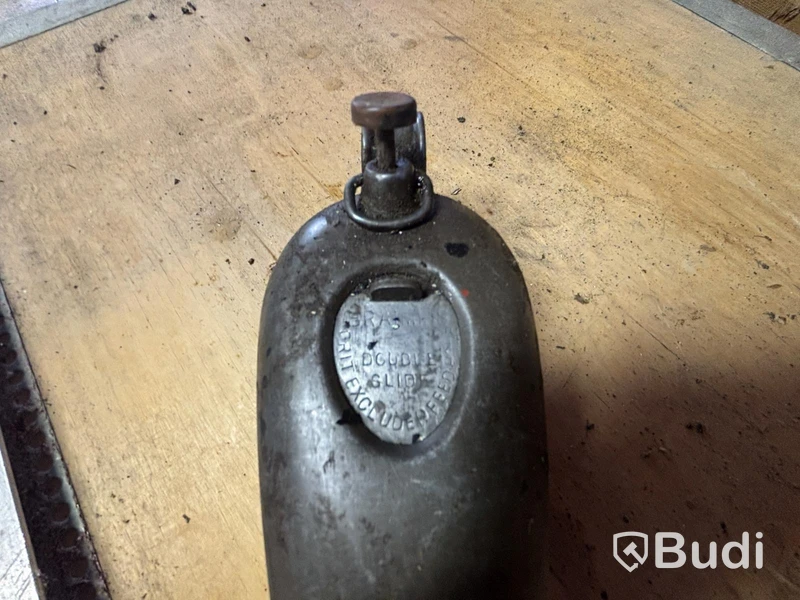 4 vintage oil cans