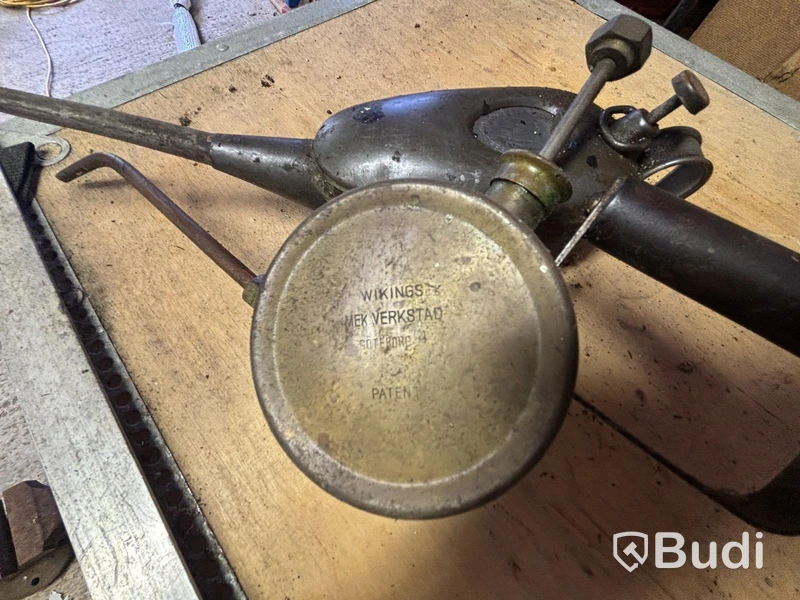 4 vintage oil cans