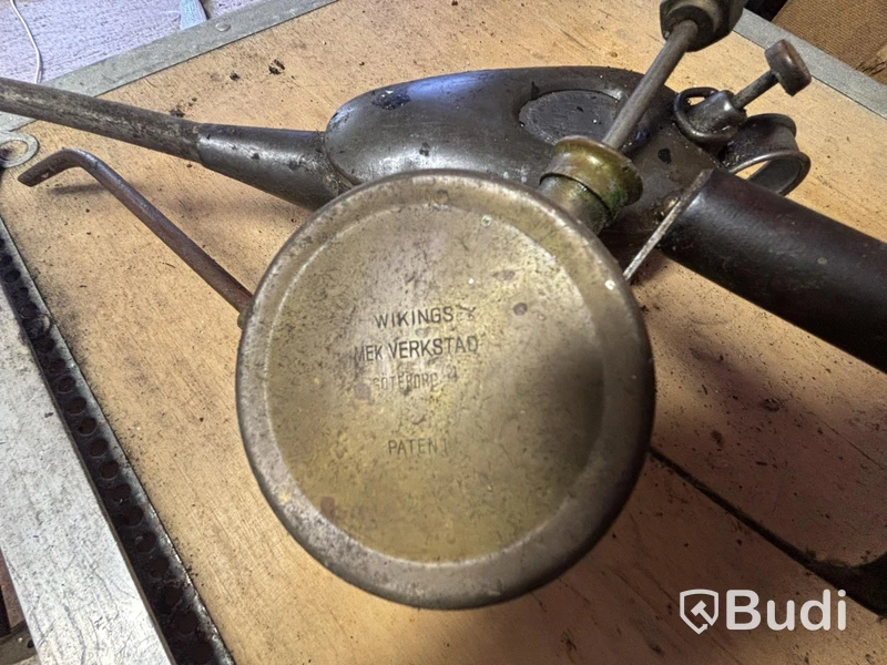 4 vintage oil cans
