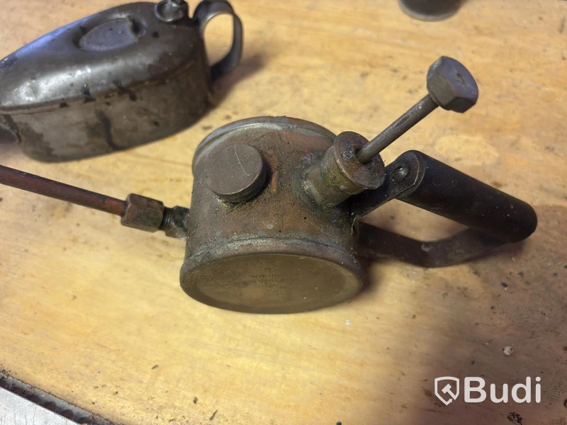 4 vintage oil cans