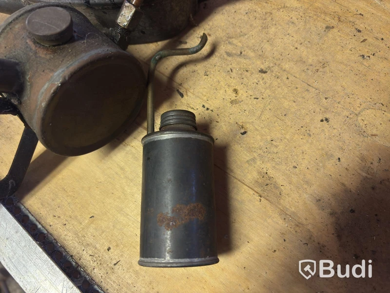 4 vintage oil cans