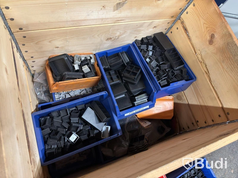 Half pallet with pallet collars & pick bins – Plastic plugs / end caps
