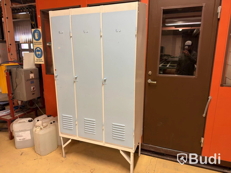 Steel Clothing Locker – 3 Doors