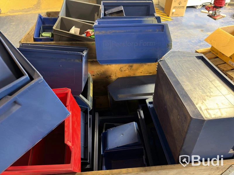 Lot of plastic crates/storage bins – Mixed sizes