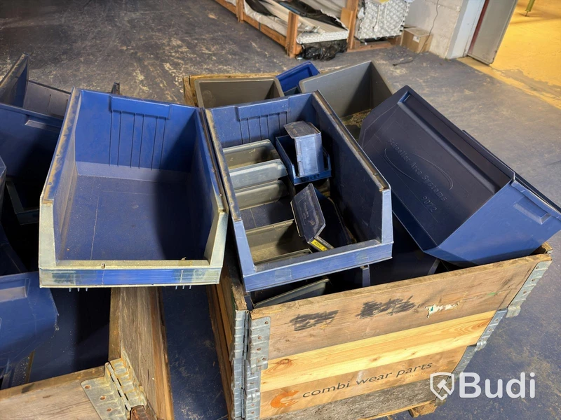 Lot of plastic crates/storage bins – Mixed sizes