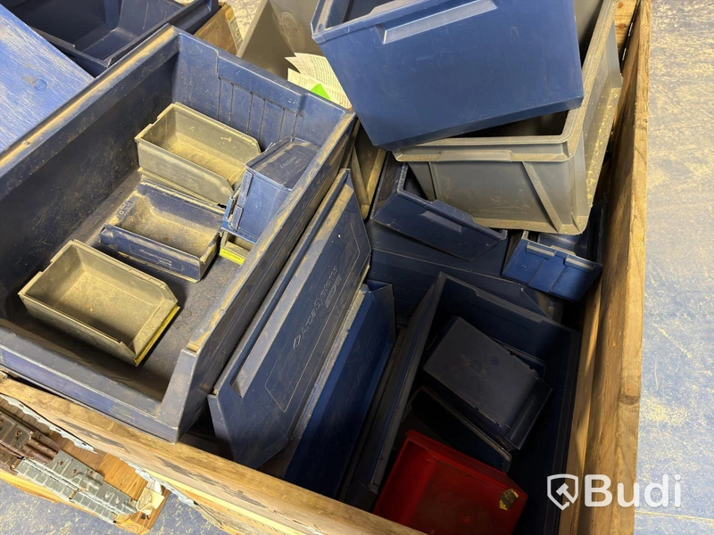 Lot of plastic crates/storage bins – Mixed sizes