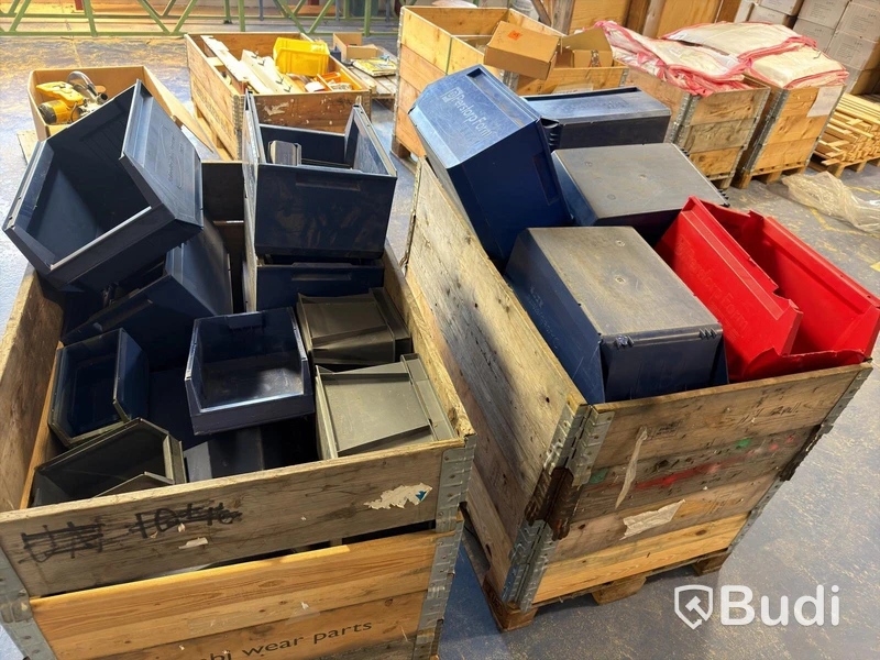 Lot of plastic crates/storage bins – Mixed sizes