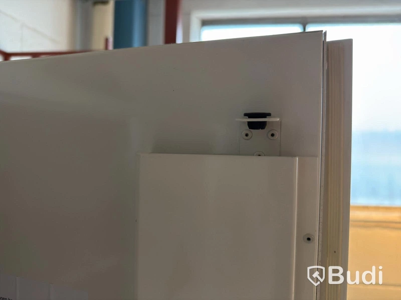 2 chemical storage cabinets – 5 adjustable shelves