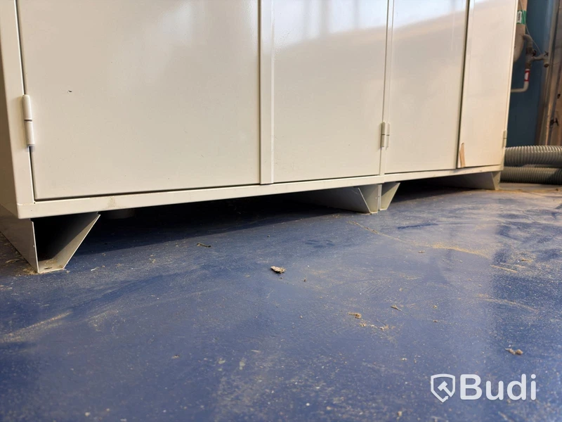 2 chemical storage cabinets – 5 adjustable shelves