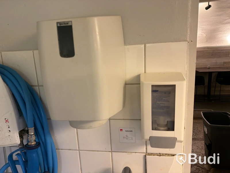 Bänkar, vaskar, hyllor, kaffebryggare m.m.