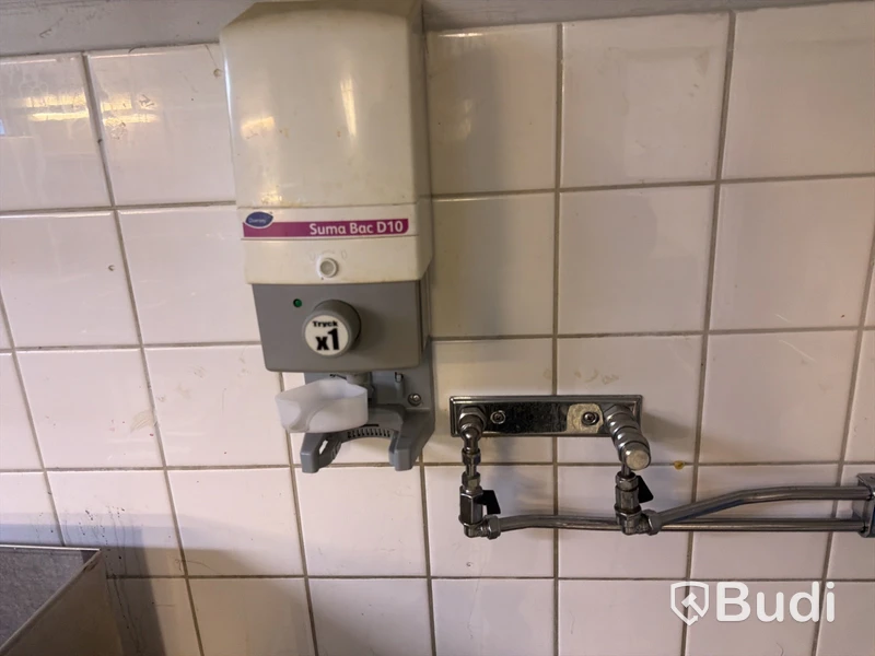 Bänkar, vaskar, hyllor, kaffebryggare m.m.