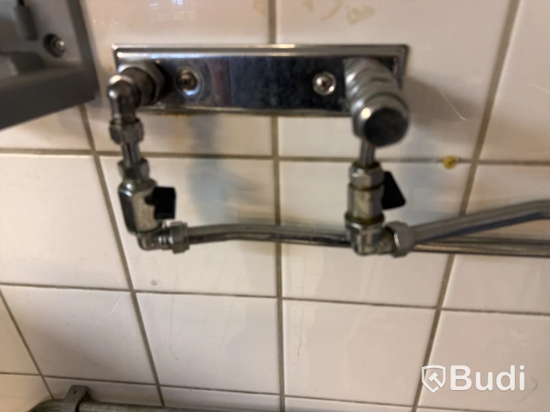 Bänkar, vaskar, hyllor, kaffebryggare m.m.