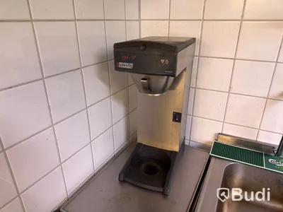 Bänkar, vaskar, hyllor, kaffebryggare m.m.