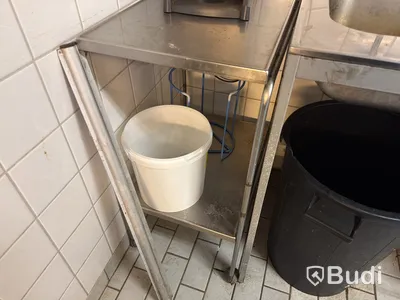 Bänkar, vaskar, hyllor, kaffebryggare m.m.