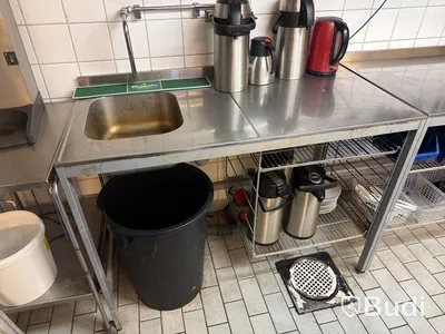 Bänkar, vaskar, hyllor, kaffebryggare m.m.