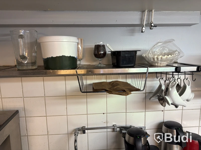 Bänkar, vaskar, hyllor, kaffebryggare m.m.
