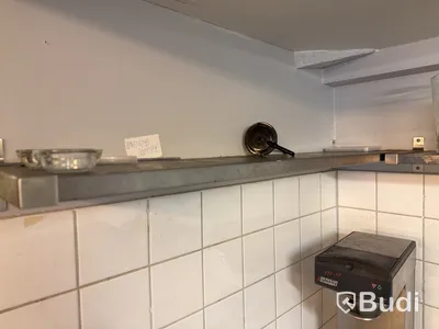 Bänkar, vaskar, hyllor, kaffebryggare m.m.