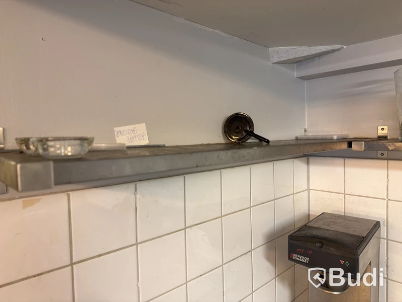 Bänkar, vaskar, hyllor, kaffebryggare m.m.