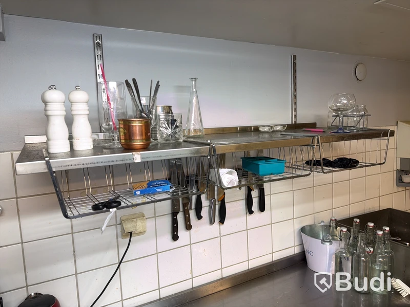 Bänkar, vaskar, hyllor, kaffebryggare m.m.